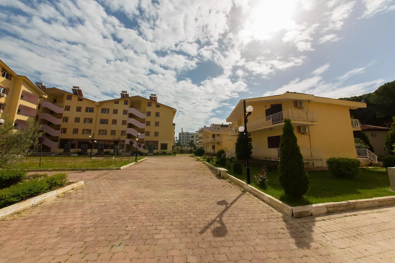 Kolaveri Resort Голем