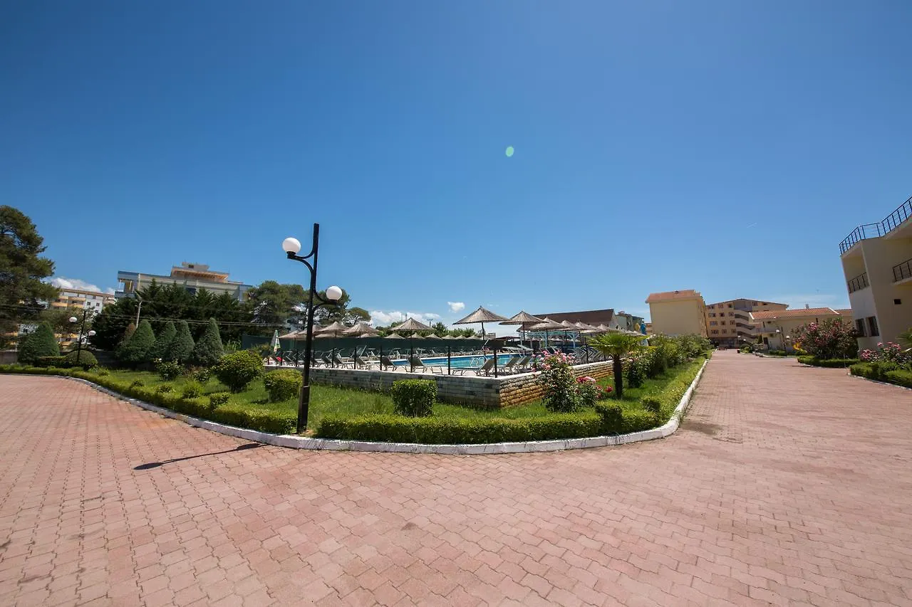 Kolaveri Resort Голем