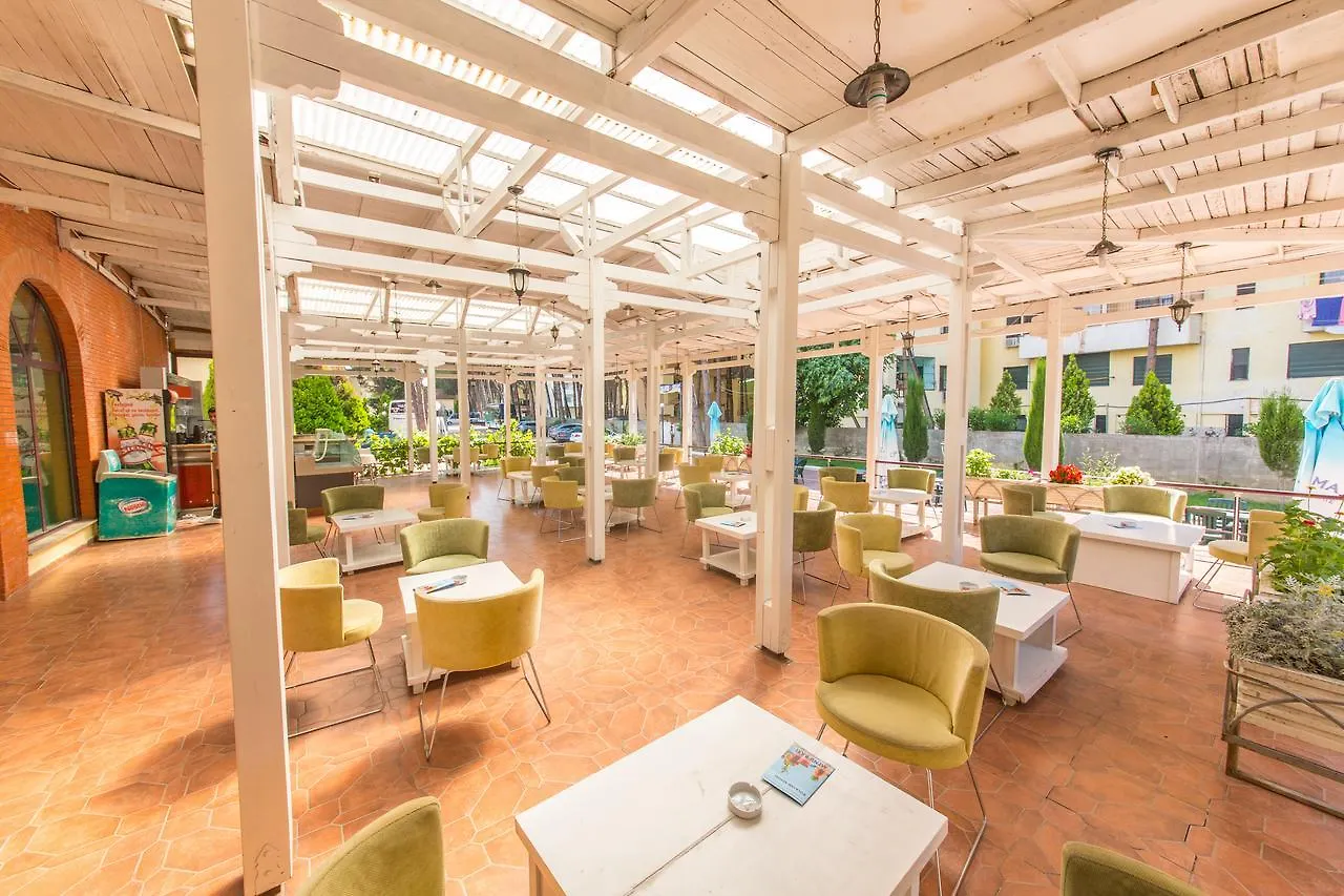 Kolaveri Resort Голем
